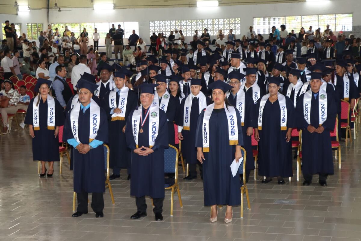 Nunca es tarde: funcionarios terminan premedia y media con Tecno Edúcame