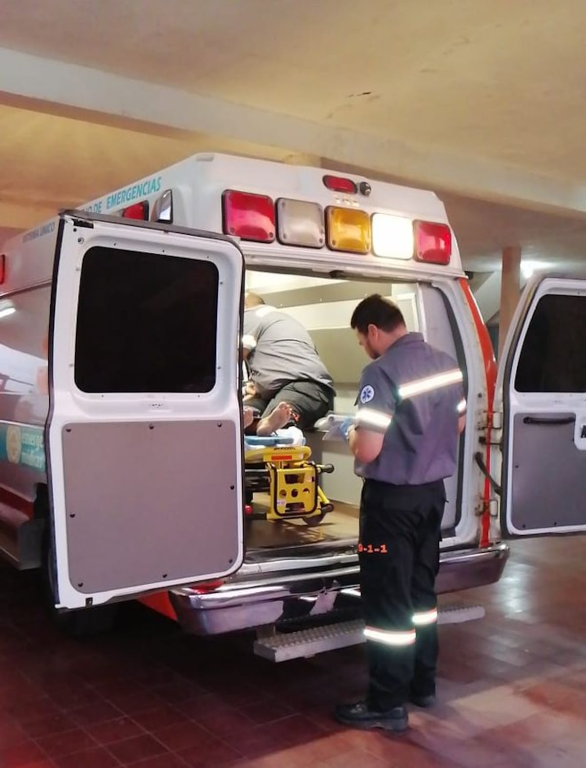 Se quedó sin frenos. Venían de retiro de la iglesia y se volcó el bus. Videos