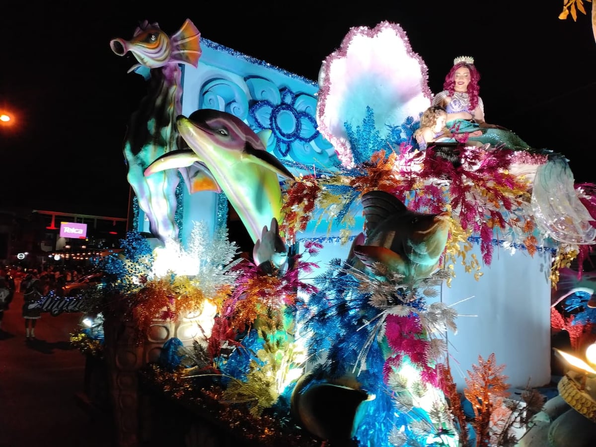 ¡Desfile navideño Santiago Veraguas! Niños gozan con Sirenita y Santa Claus