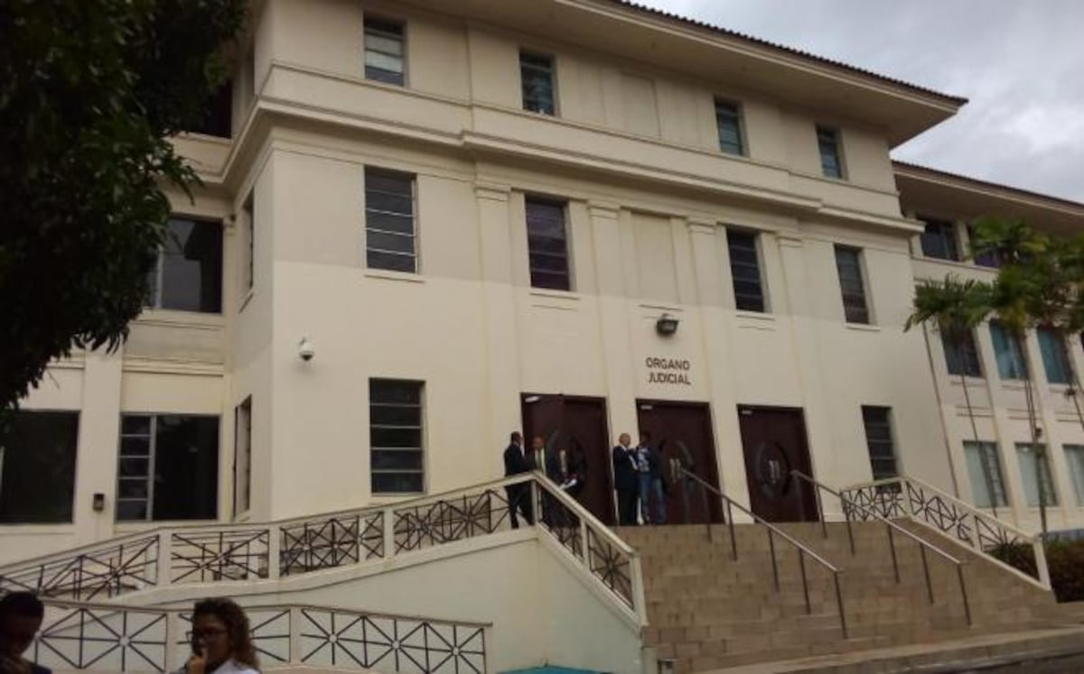 Juez deja que defensa de Martinelli acceda a información delicada de víctimas