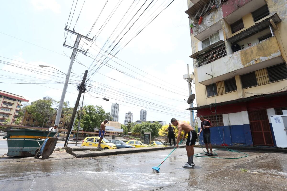 Con agua y jabón vecinos se unen para limpiar sus edificios y ganarle la batalla al cororavirus. Videos