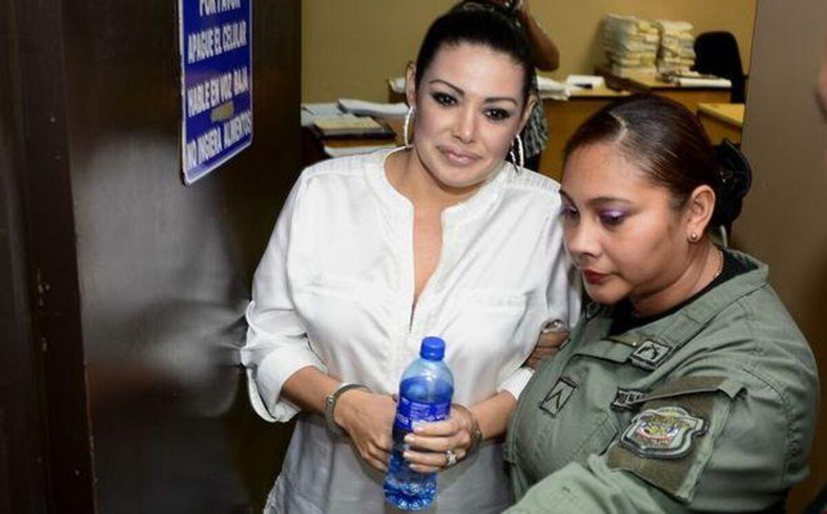 Chechi cree que un ex que es político conspira contra ella.Le clavan los 8 años+