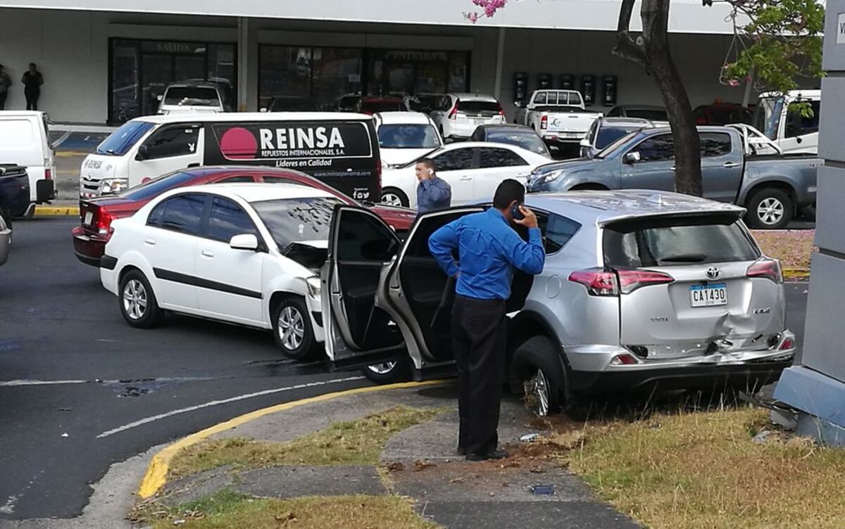 Pasajera de Uber recibe fuerte golpe en terrible colisión