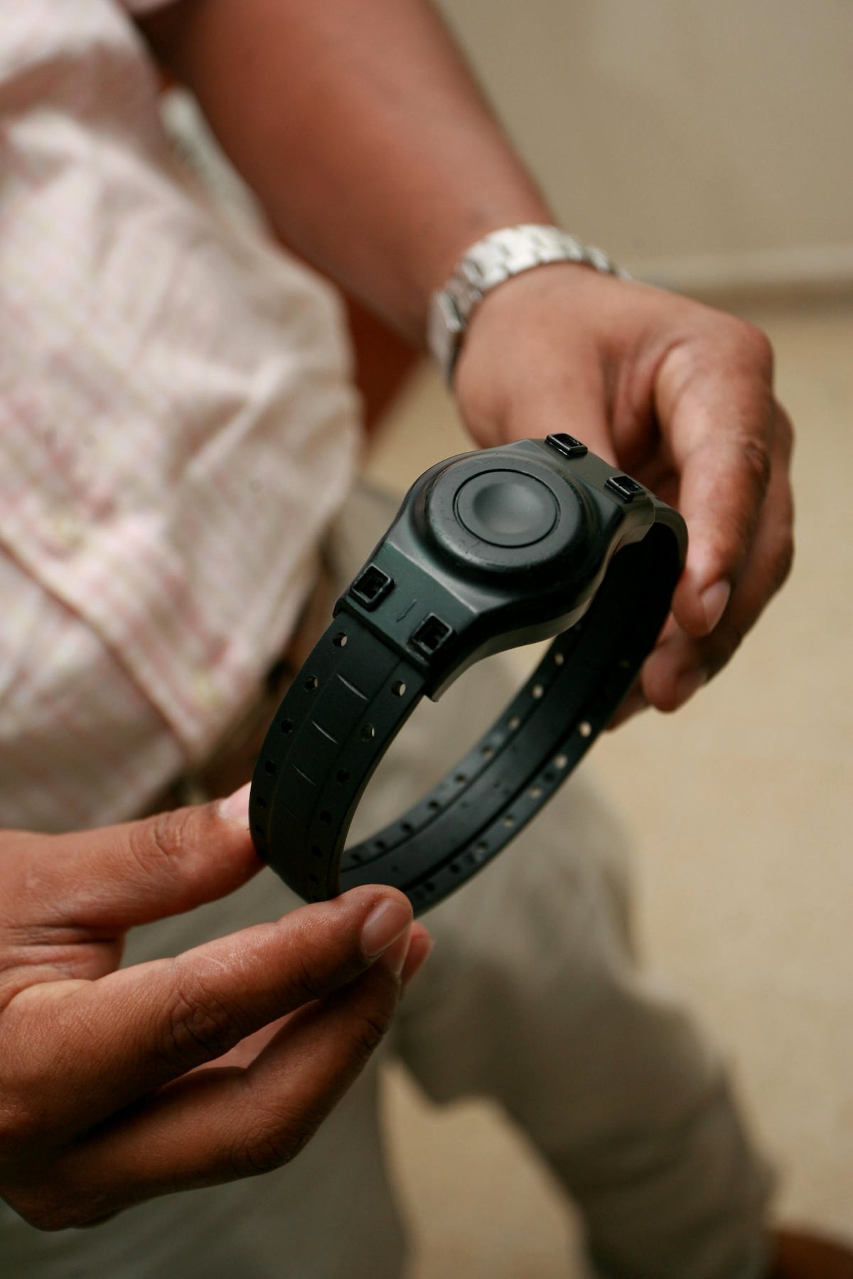 Ministro de Seguridad requiere urgentemente la colocación de brazalete a los ofensores