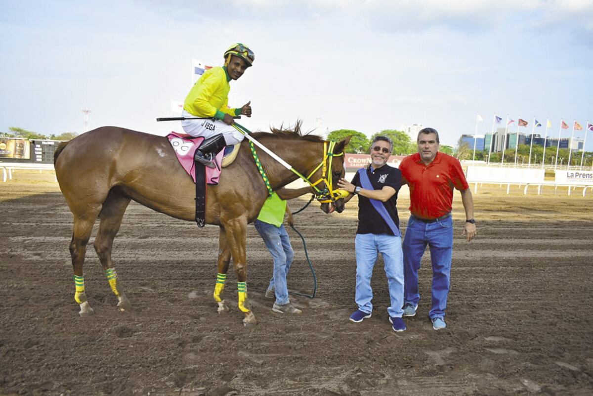 ‘La Grande’ galopó el  Premio “Carlos Salazar”