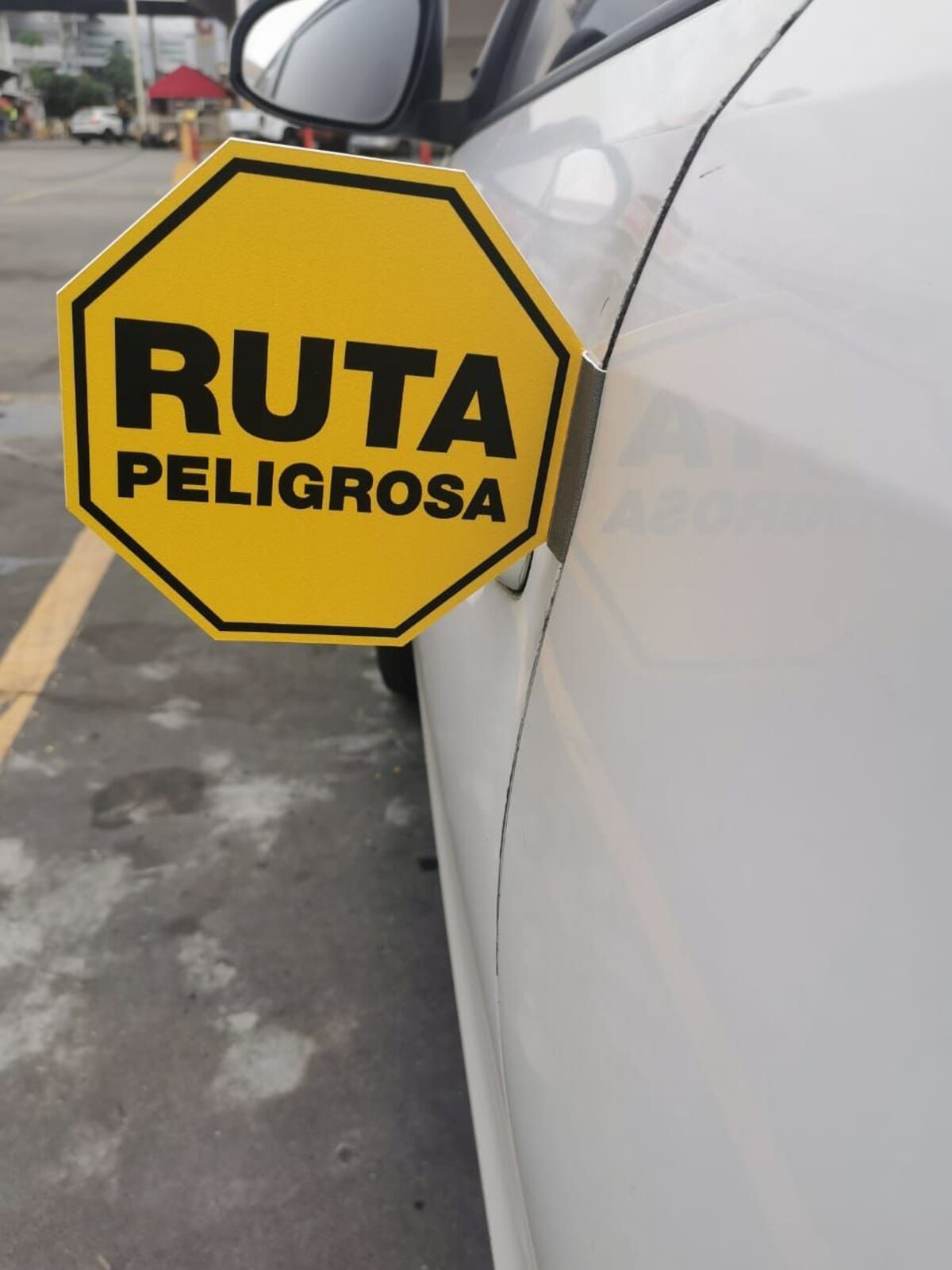 Campaña para prevenir que los motociclistas conduzcan en medio de los autos