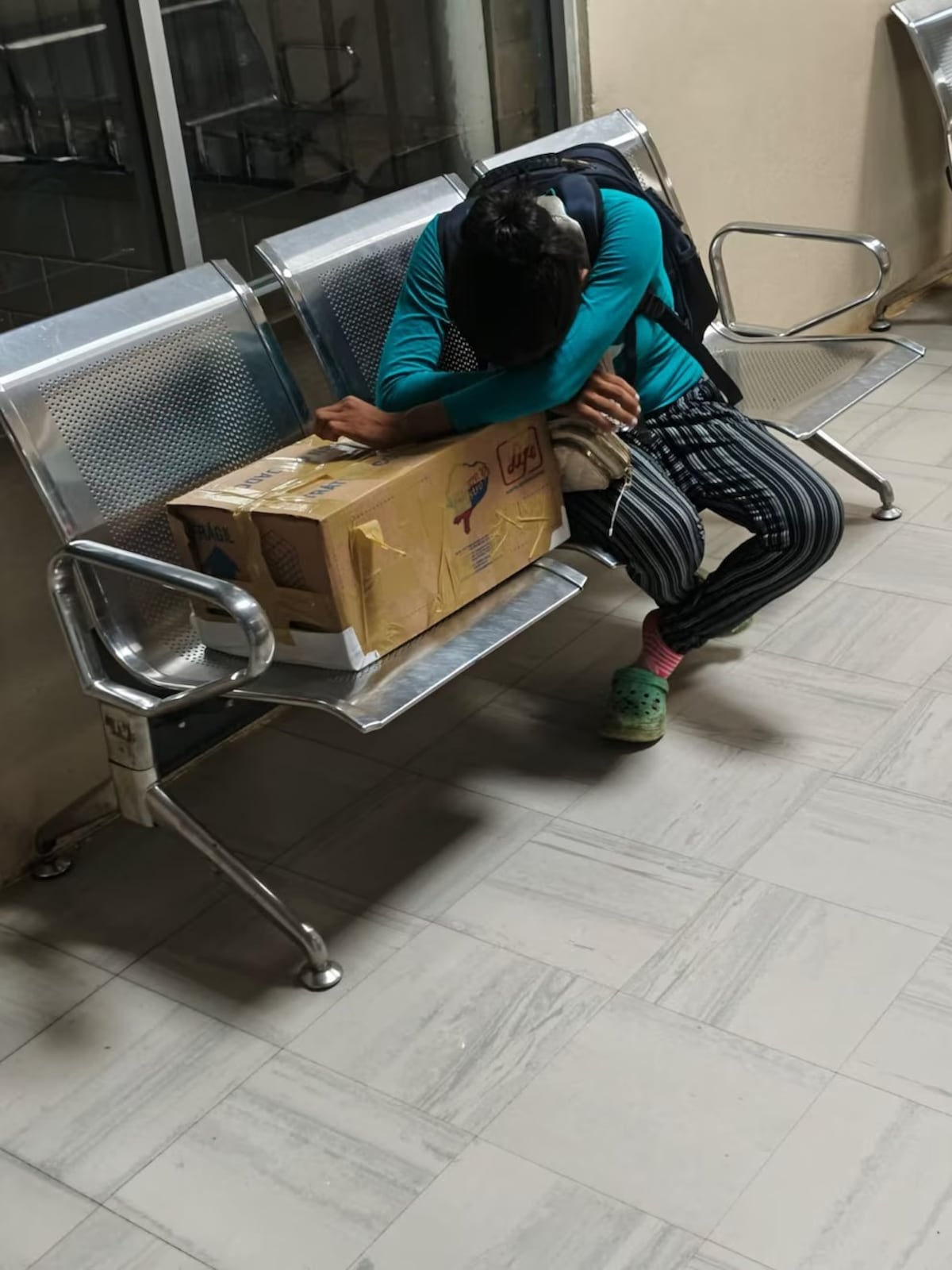 Inhumanos: Entregan cuerpo de bebé en caja de cartón 