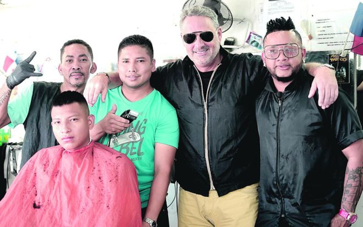 Embajador saliente de EU se mete a 'barbero' en pleno carnavales|VIDEO 