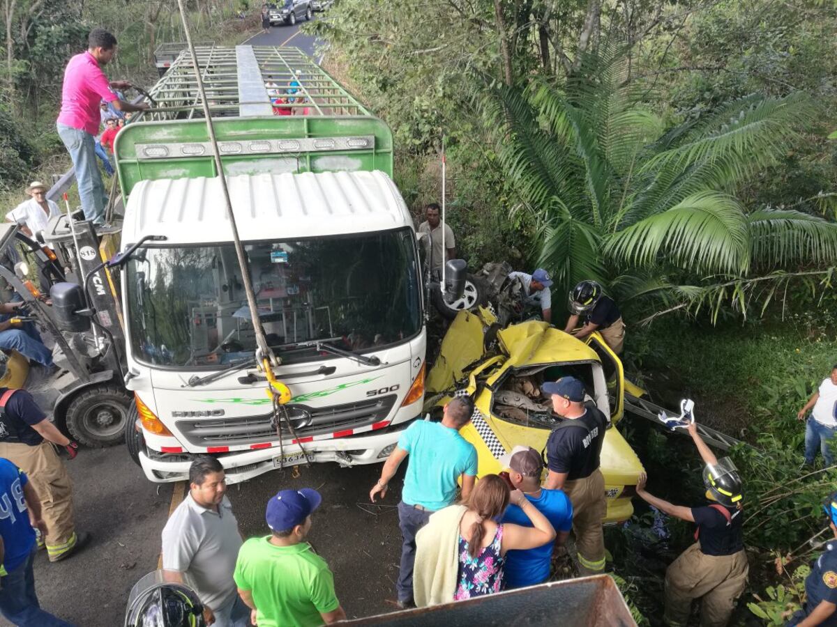 Auto termina incrustado bajo un camión tras aparatoso accidente en La Chorrera