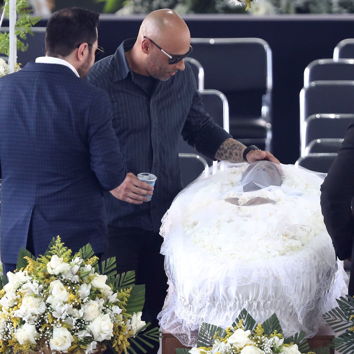 Unas 200 personas por minuto pasan cerca del féretro con los restos de Pelé