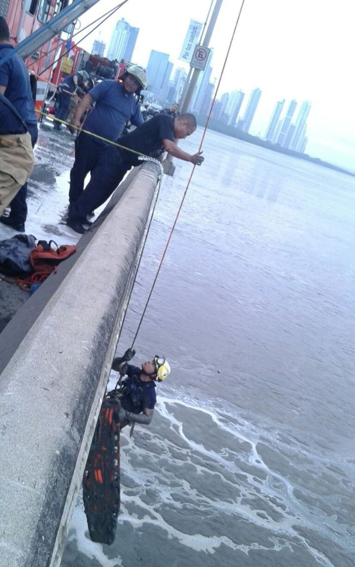 Hombre colisiona, sale expulsado del auto y cae del tramo marino en Corredor Sur