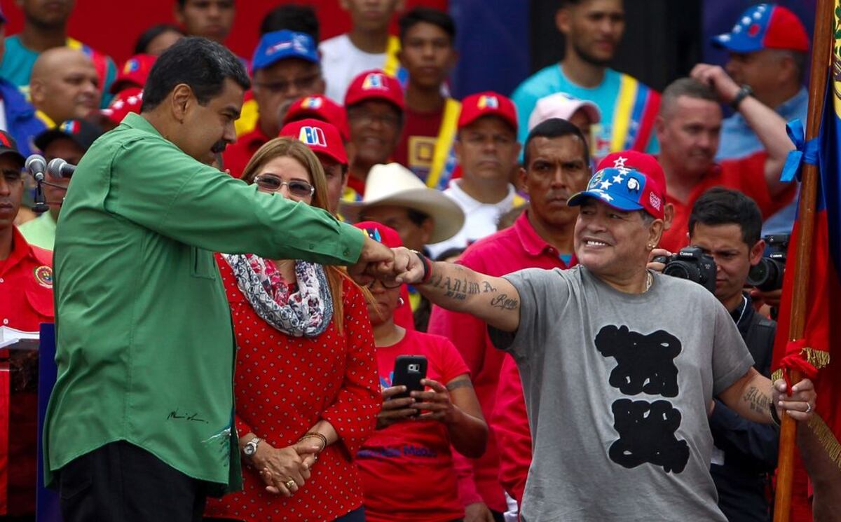 LO MUEVE LA PLATA. Maradona apoya campaña de Maduro; 'Puma' reaccionó