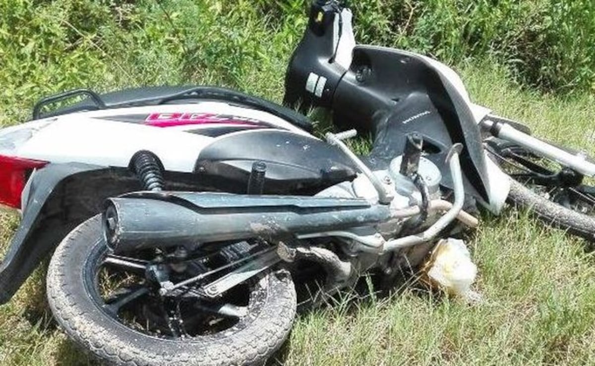 Padre golpea a su hija, la ata a su moto y la arrastra por camino sin pavimento