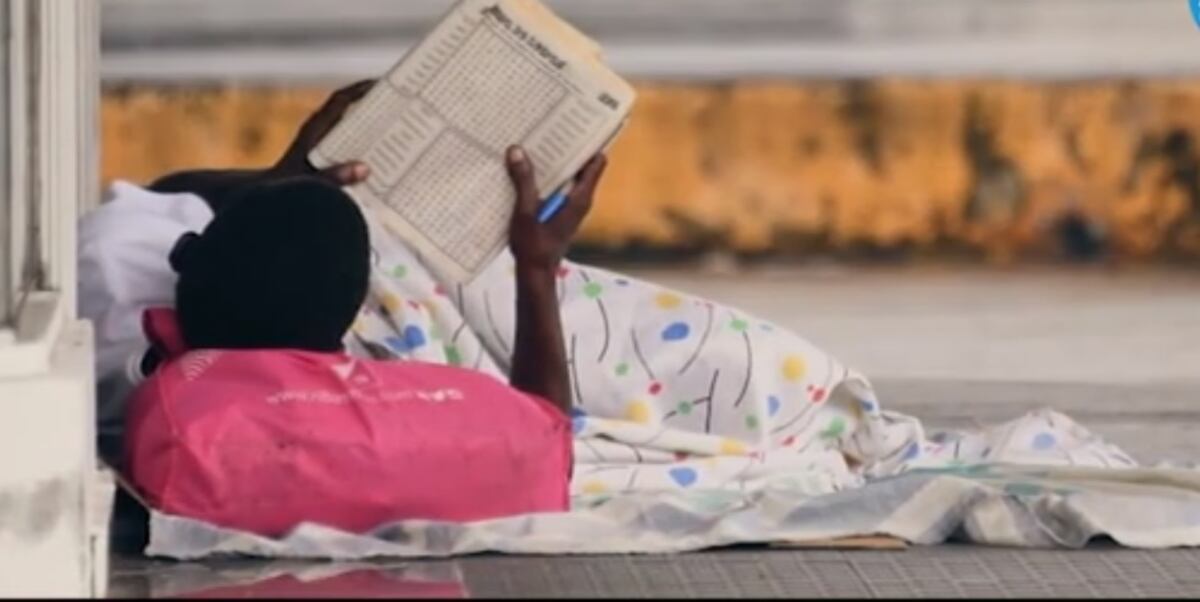 Cruel. Desde que empezó la pandemia muchos abandonaron a ancianos en las calles. Entre la covid-19 y el hambre. Video