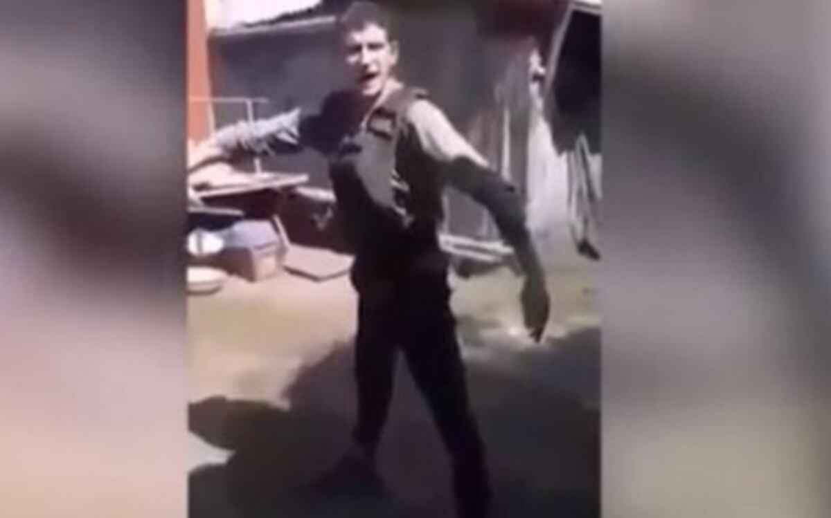 Sujeto se dispara probando chaleco antibalas y termina en el hospital. Video