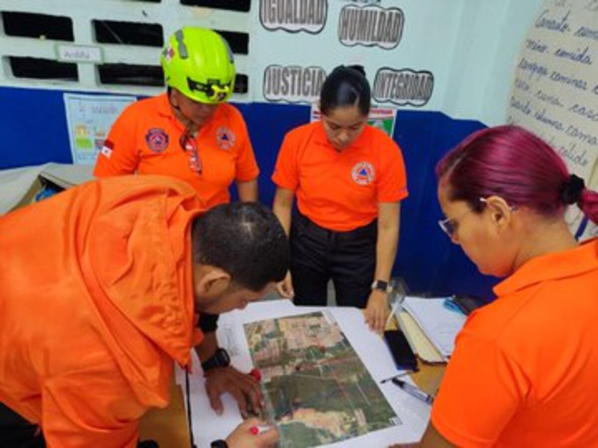 Reinician la búsqueda de menores que cayeron en una alcantarilla frente a un centro educativo