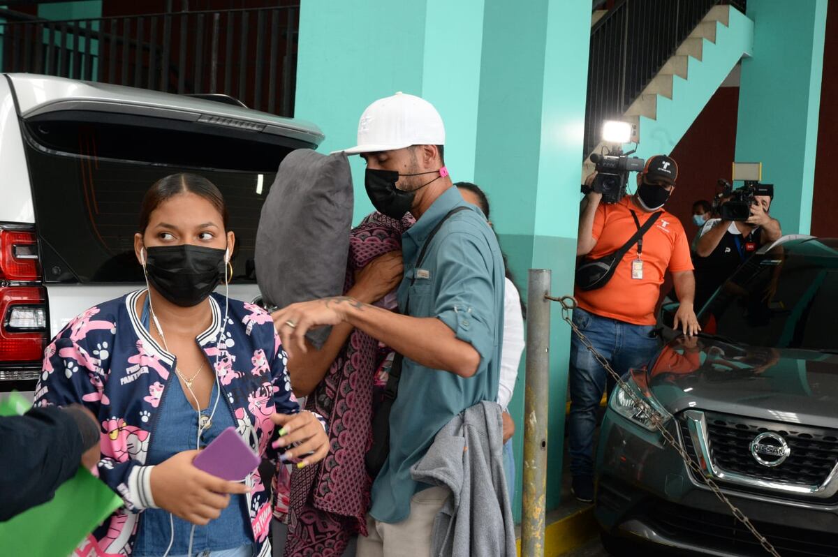 Mujer queda libre. Lanzó el cuchillo sin saber que había acertado una puñalada mortal a su marido. Videos