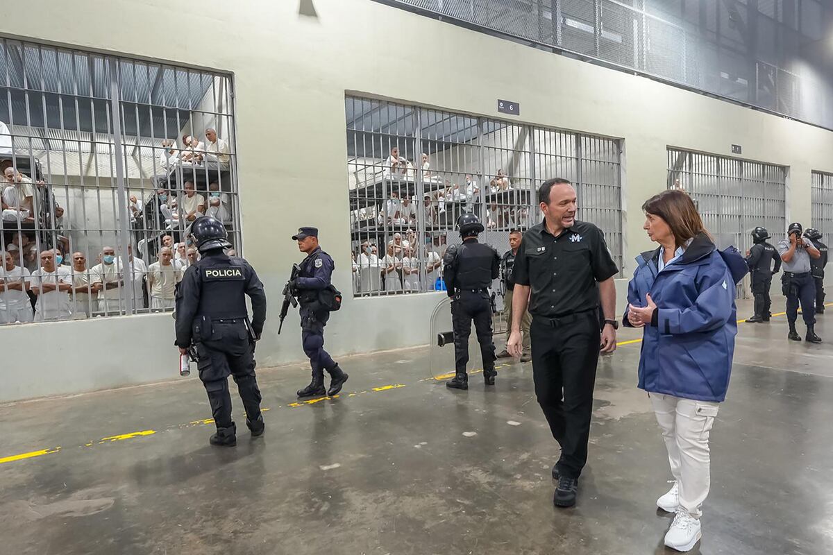 Ministra de Seguridad argentina visita cárcel en El Salvador