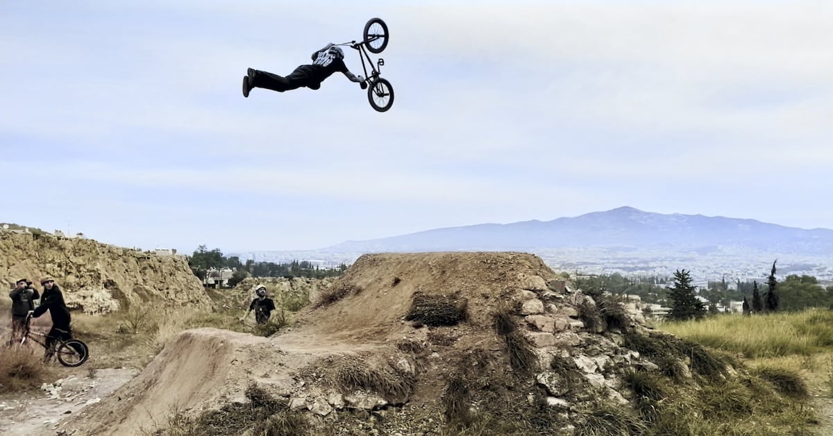 El hombre que venció a la gravedad: George Ntavoutian gira en un túnel gigante de 7.5 metros