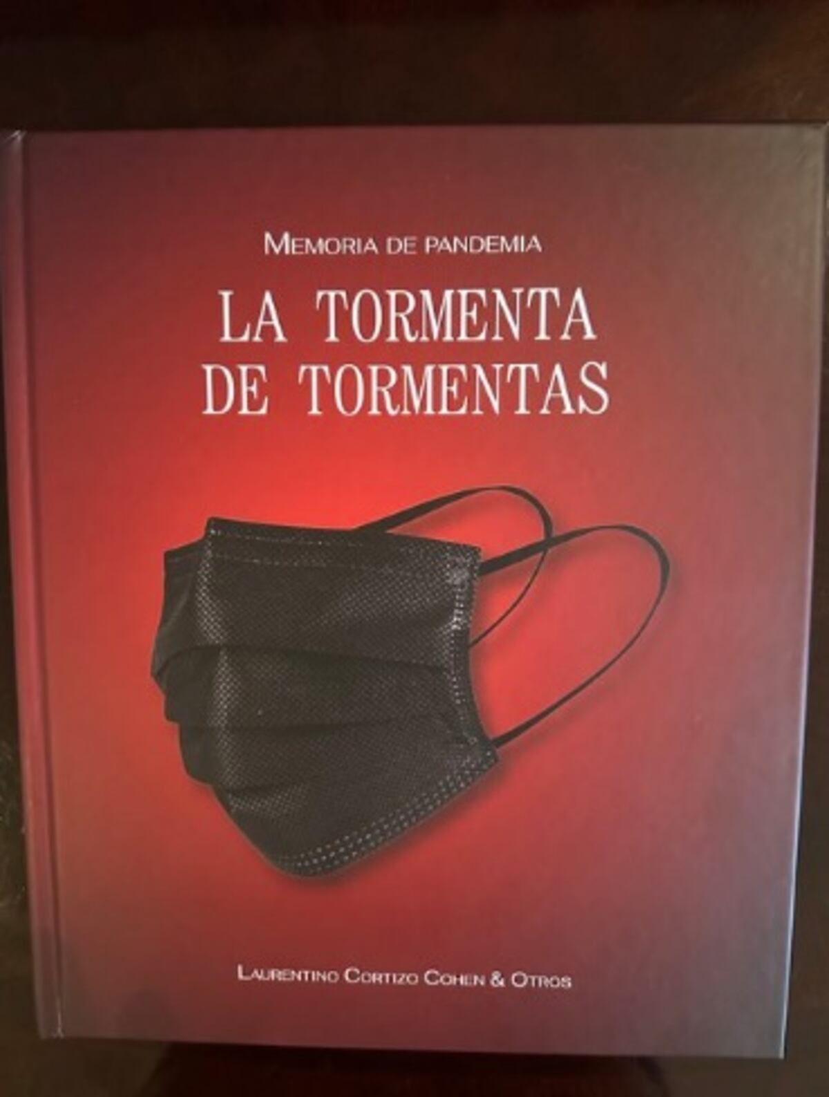 La portada es una mascarilla. Nito Cortizo, afectado por la pandemia, escribió el libro ‘La tormenta de tormentas’ y se lo regaló al Dr. Xavier Sáez Llorens