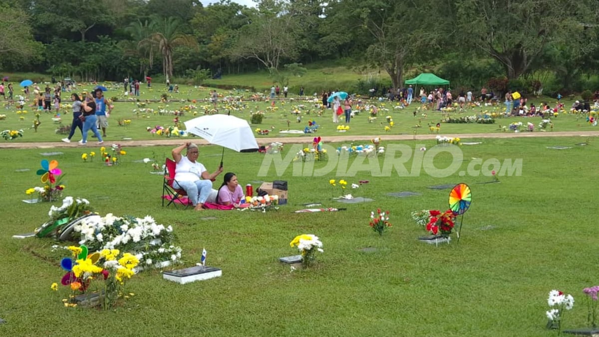 Recuerdos, suéteres con rostros y fe: el Día de los Difuntos que unió a cientos en el cementerio 
