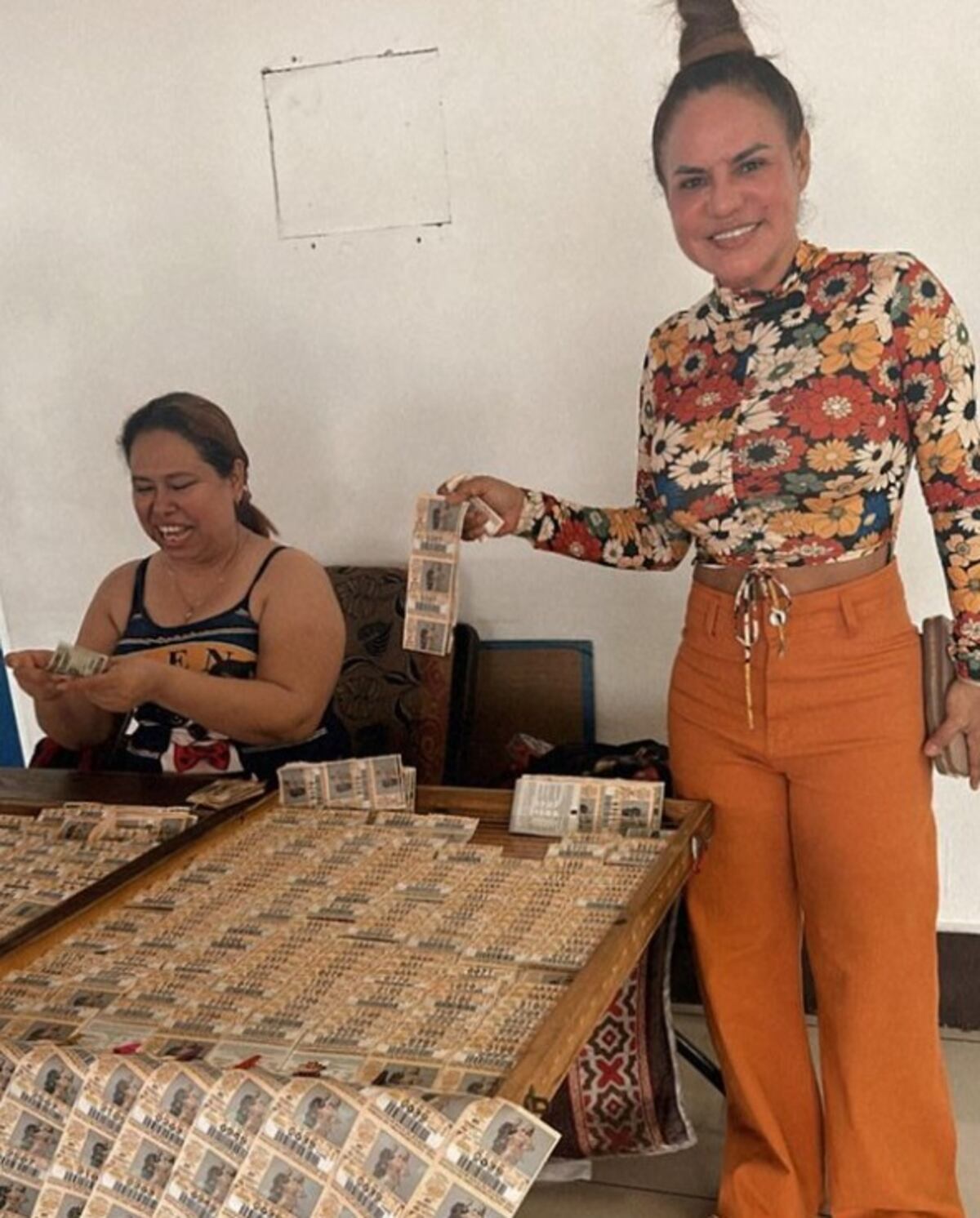 Cuidao’ y juega 40 y 04. Chances y billetes se forran con la cara de Samy y Sandra