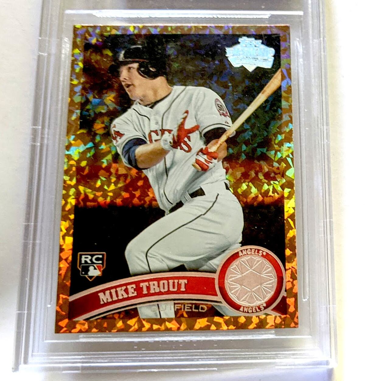 Tarjeta firmada por Mike Trout recibe ofertas millonarias en subasta