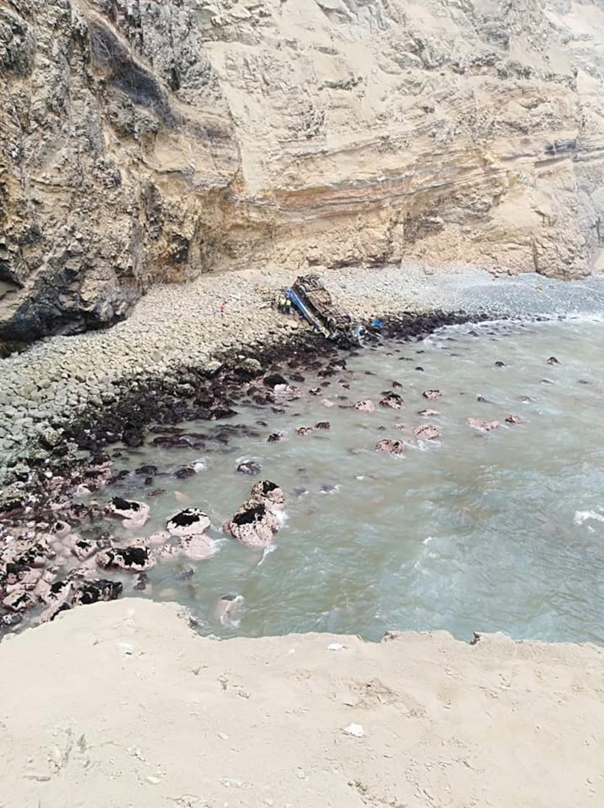 ¡TRAGEDIA EN PERÚ! Bus cae por precipicio y mueren 25 personas (FOTOS)