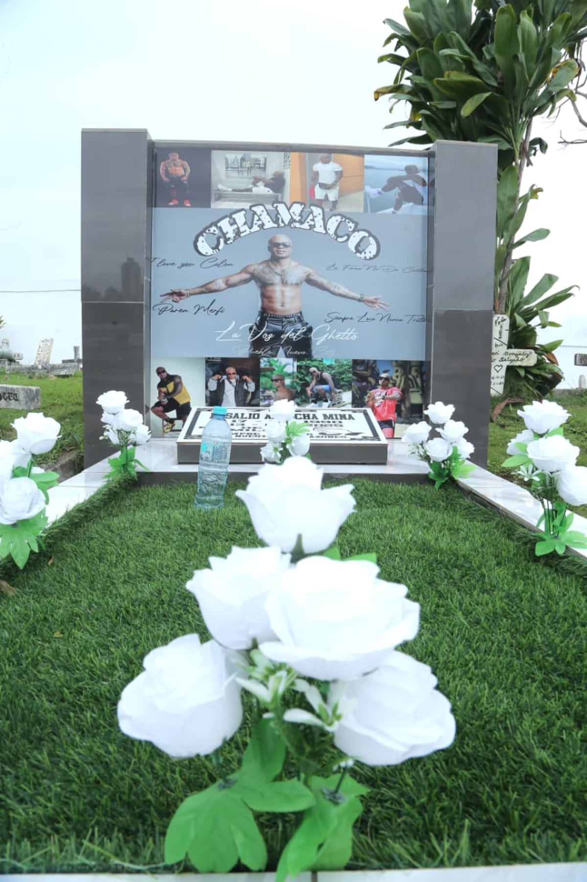 La tumba de Chamaco brilla en vísperas del Día de los Difuntos