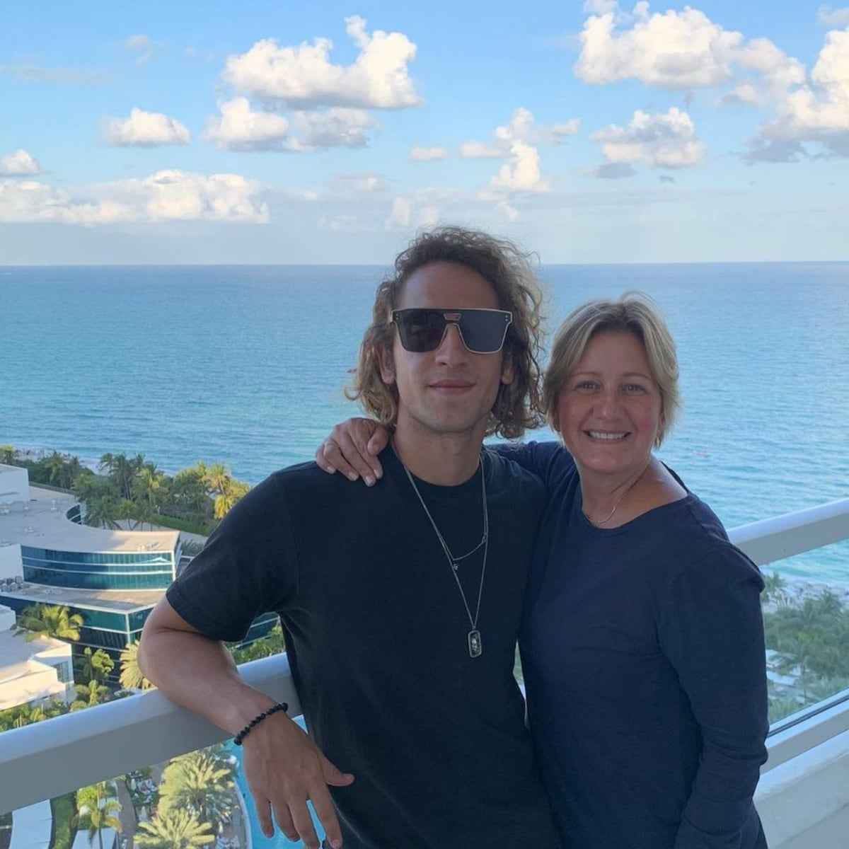 Gian Varela sorprende a su mamá, Lorena Castillo. ‘Este año no solo fue la pinche tarjeta’