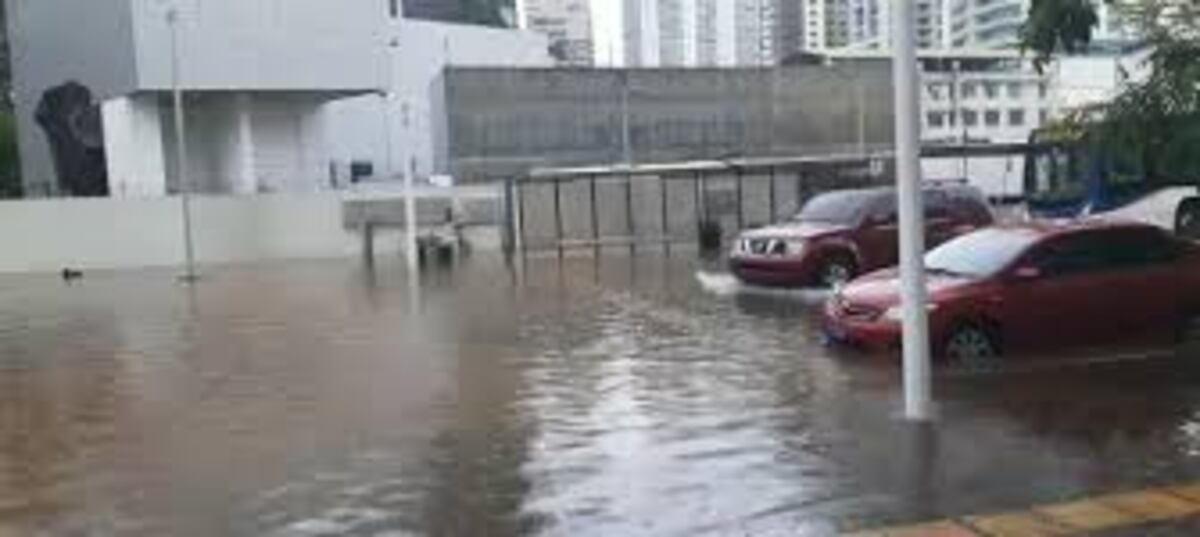 Avenida Justo Arosemena y otras vías se inundan con el palo de agua