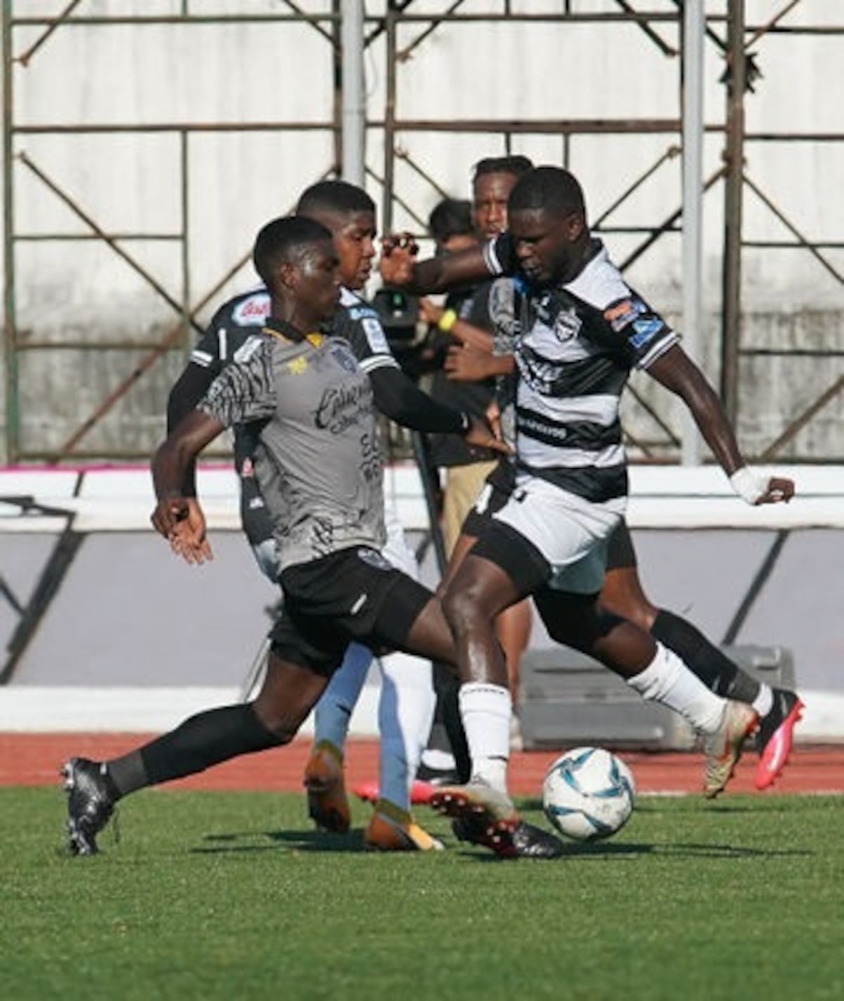 CAI y Tauro deciden al último semifinalista del Torneo Apertura 2022