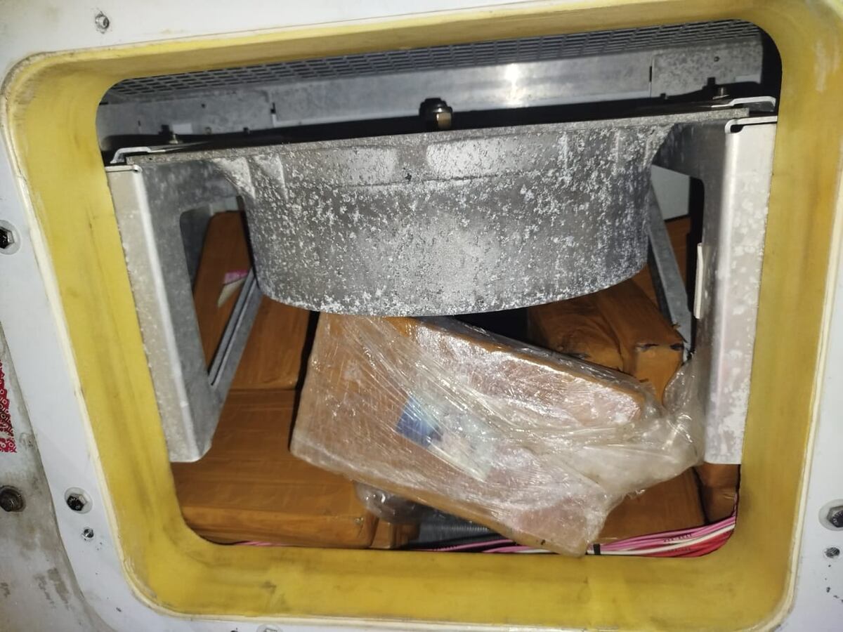 ¡Otro cargamento que no llegó a su destino! Aeronavales revientan buque con 230 paquetes de presunta droga en Colón