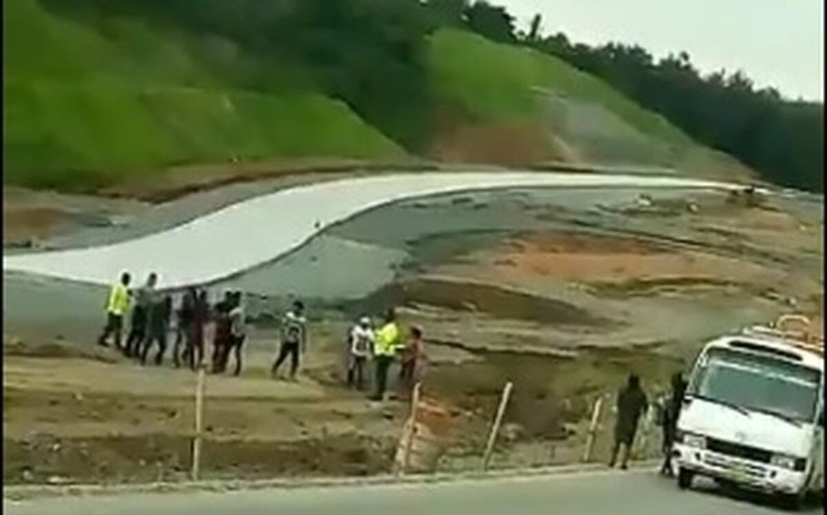 Hartos. Pasajeros atrapan ladrón y se toman la justicia por sus manos. Video