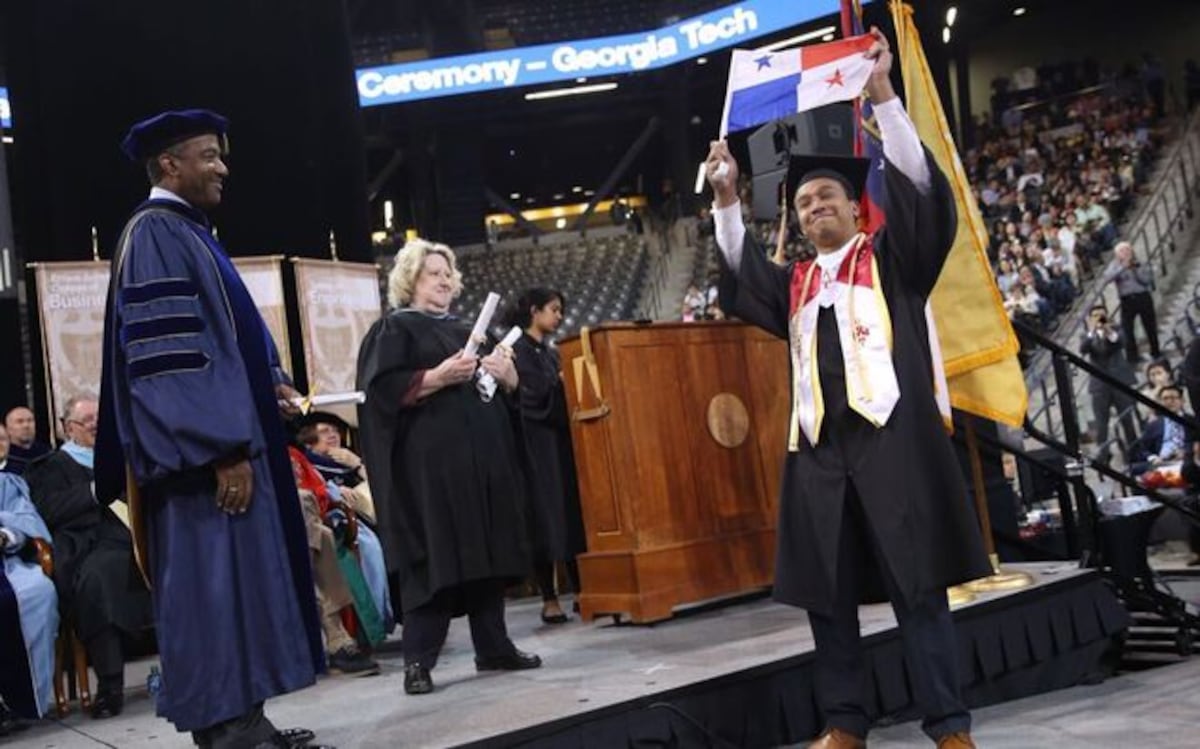 Panameño Ulises Núñez se graduó con altos honores en Ingeniería Aeroespacial
