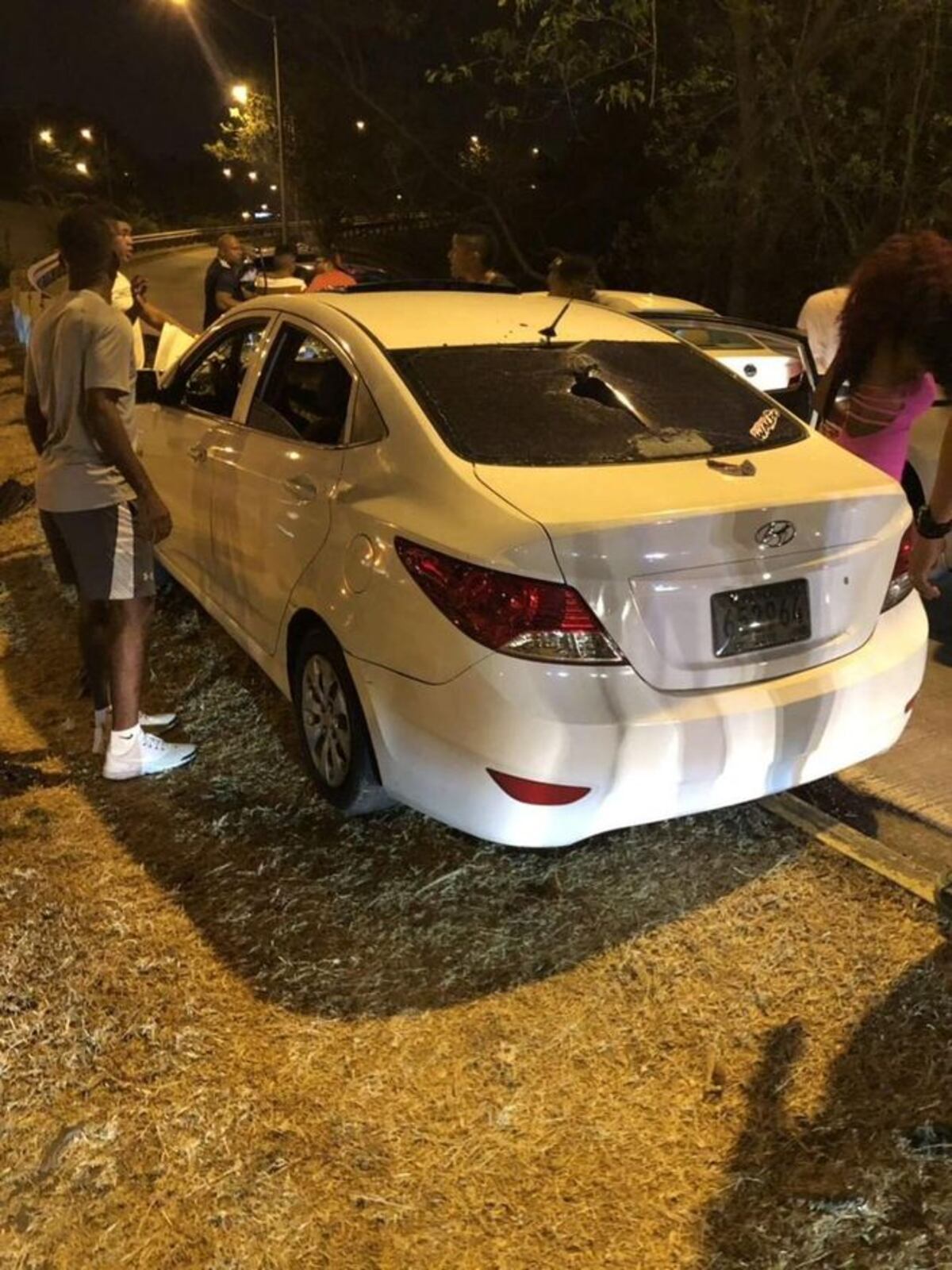 Aparatoso. Auto queda incrustado en una baranda en Amador. Una mujer herida