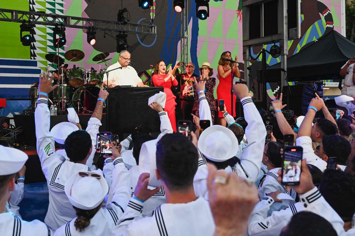 Gloria Estefan es patrocinadora de submarino nuclear