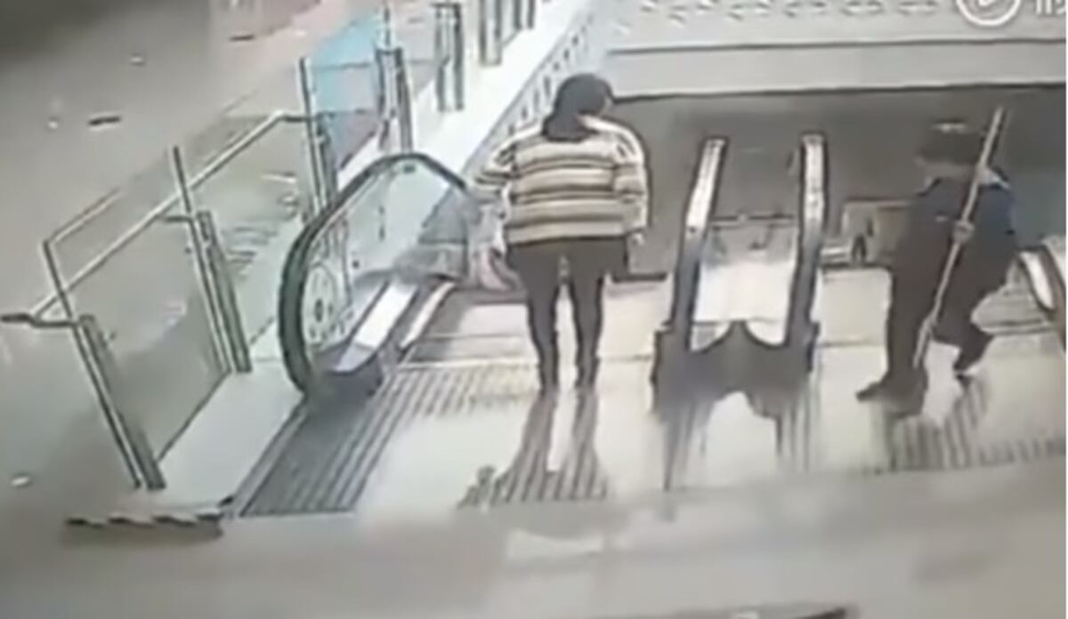 Madre se despista y su bebé de 9 meses se cae por las escaleras eléctricas