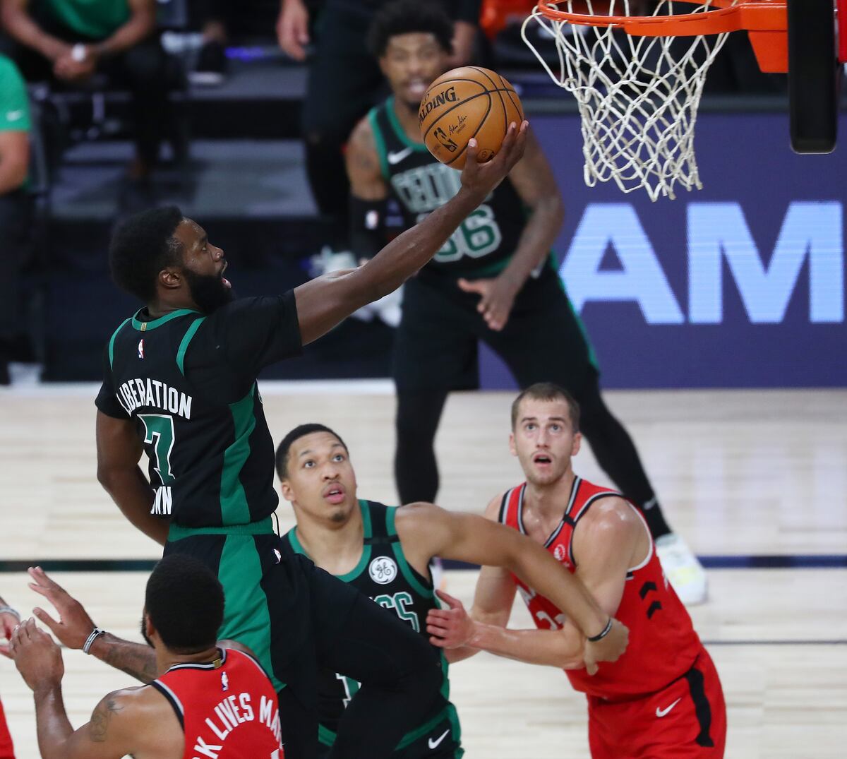 Celtics se ponen a un triunfo de eliminar a los campeones de la NBA