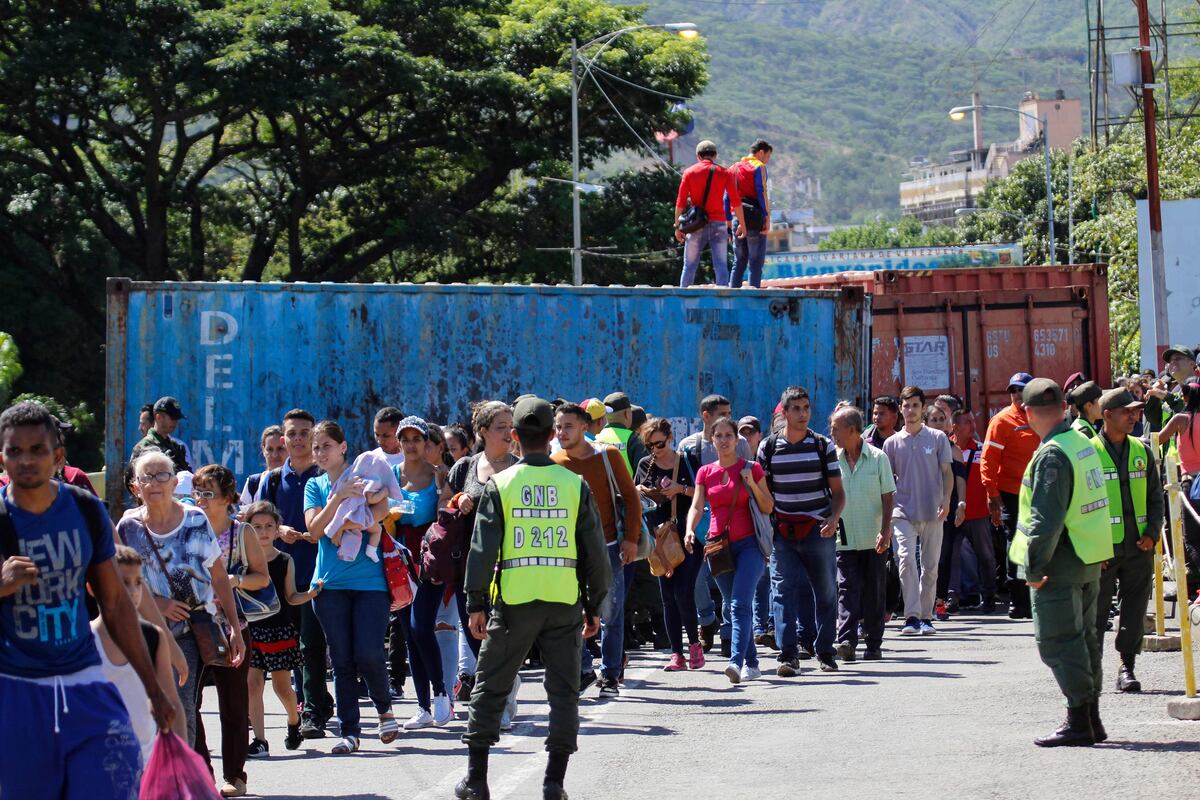 Pasos fronterizos solo son para peatones; Maduro no acepta la ayuda humanitaria