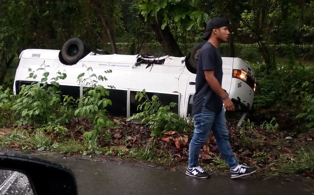 ESPANTOSO. Bus de ruta se vuelca cerca al puente de las Américas