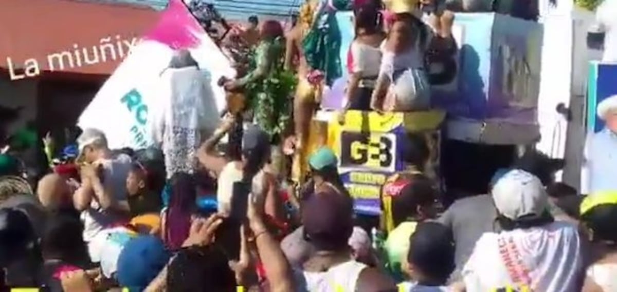 Carretón de la murga se vuelca en pleno culeco en La Villa. Deja 4 heridos.Video