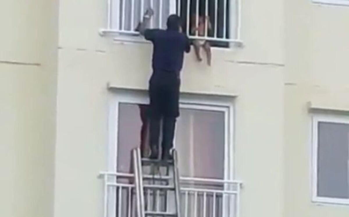 Qué pasa con los padres de familia.Niño atrapado entre los hierros de un balcón