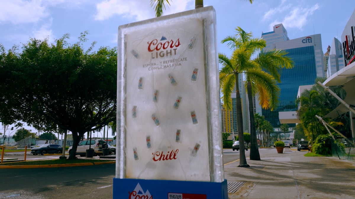 La cerveza Coors Light presenta el primer mupi de hielo de Panamá: ChillStop!