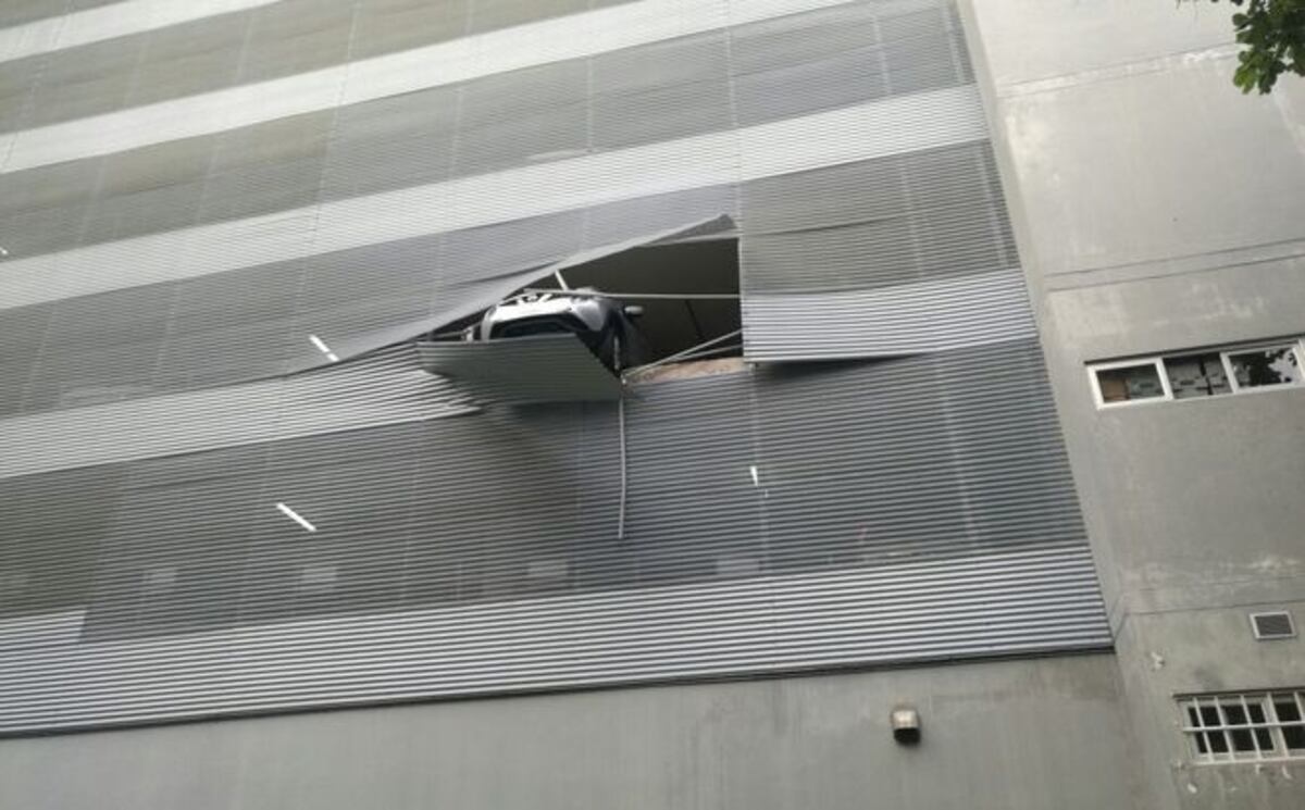 VIDEO| Casi cae del segundo piso con todo y su vehículo en depósitos del Seguro