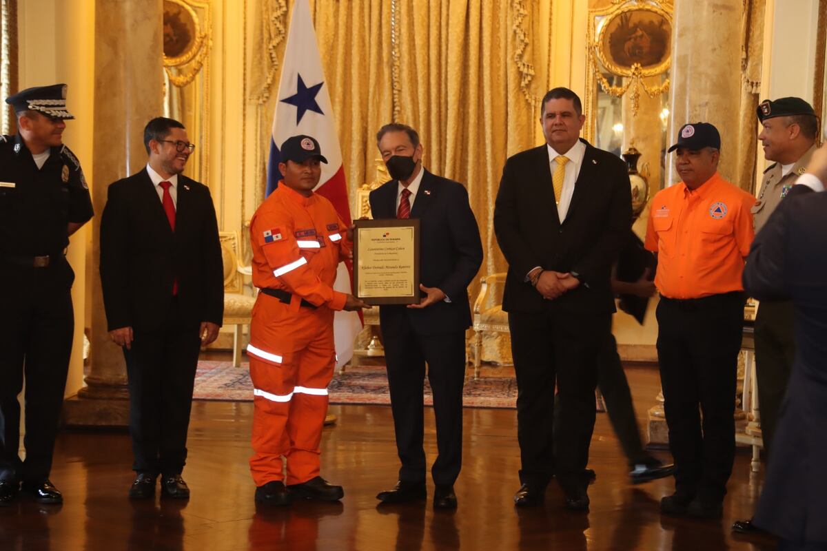Presidente Cortizo Cohen entrega reconocimiento al grupo USAR-Panamá que participó en misión internacional en Turquía