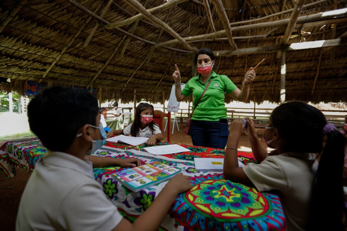 Una docente que se esmera por el aprendizaje de cada uno de sus alumnos