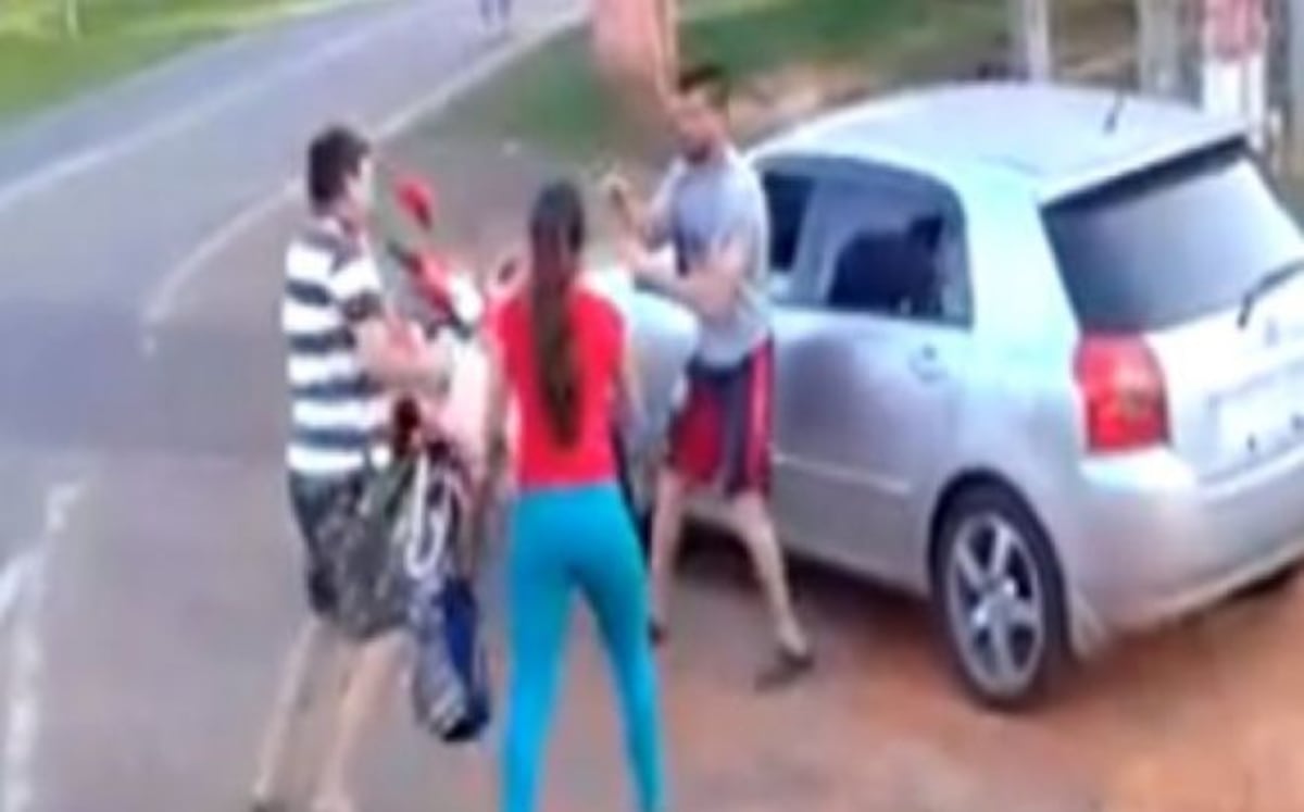 VIDEO| Hombre confunde a su suegro con un amante y le cae a golpes