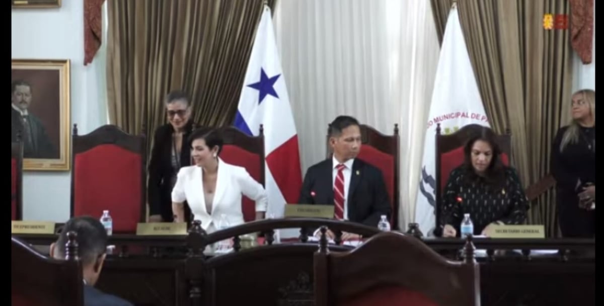 Califican de ‘basura’ el alumbrado navideño en la capital