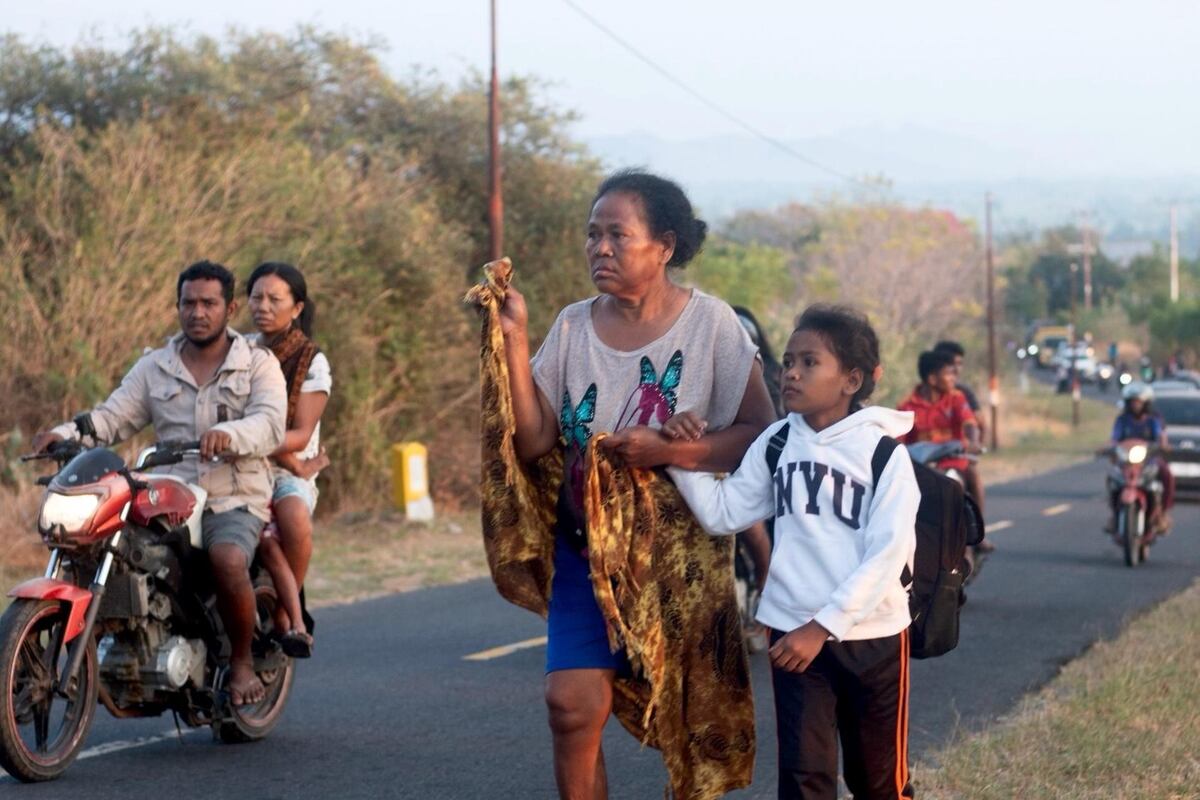 Cerca de medio centenar de muertos y 2.000 evacuados tras un terremoto de 7,7 en Indonesia